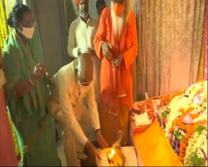 President visits Ayodhya temple construction site, offers prayers to Ram Lalla