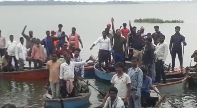 fishermen-protested-against-installation-of-solar-plant-at-getalsud-dam-in-ranchi