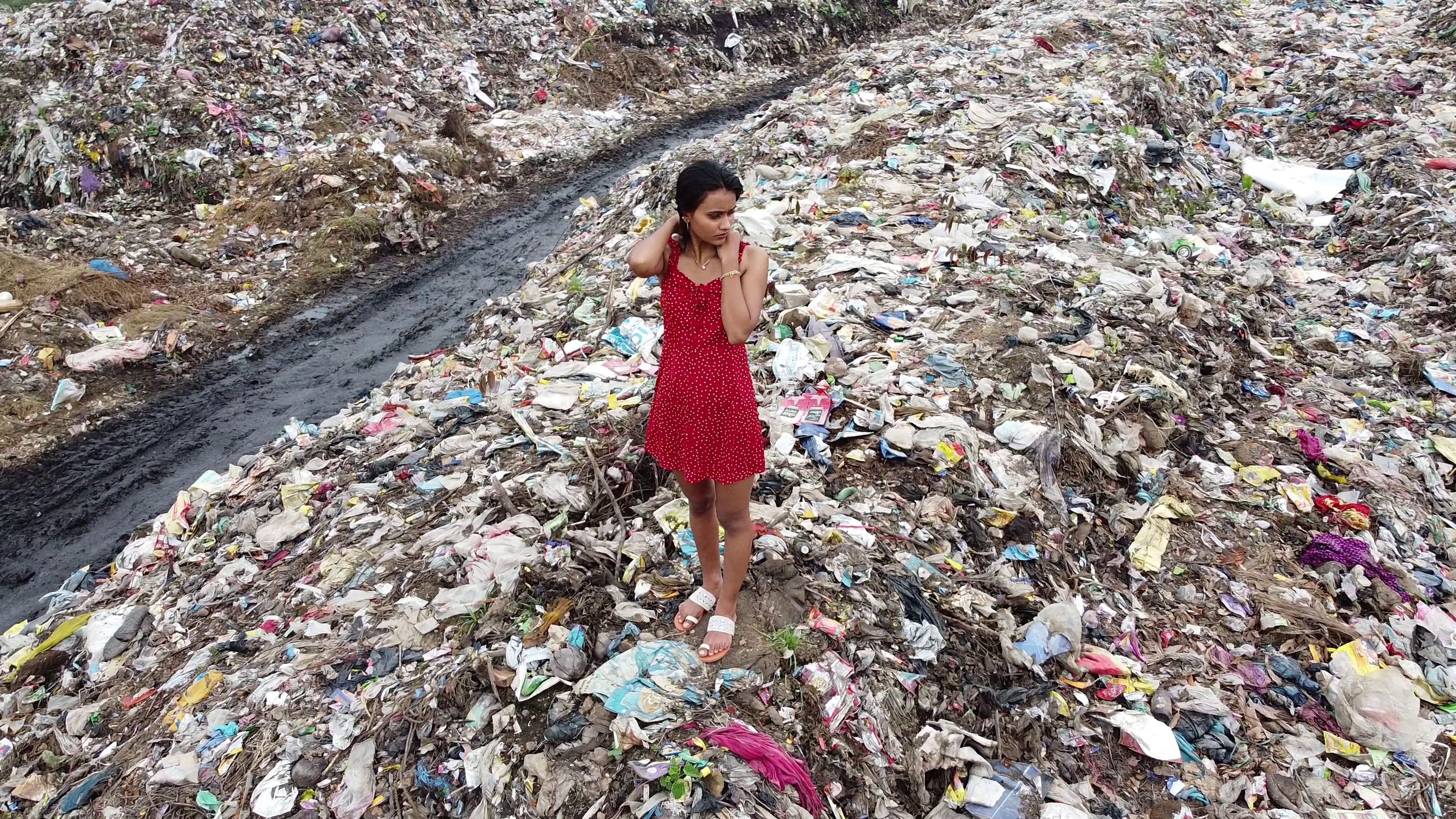 model walked over garbage in Ranchi