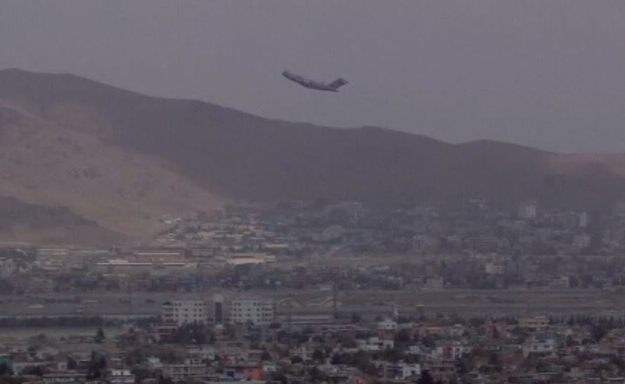 کابل ایئرپورٹ سے امریکی طیارہ پرواز کرتا ہوا