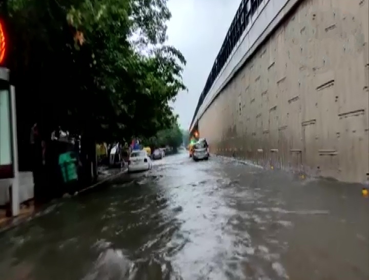 heavy rain in Delhi