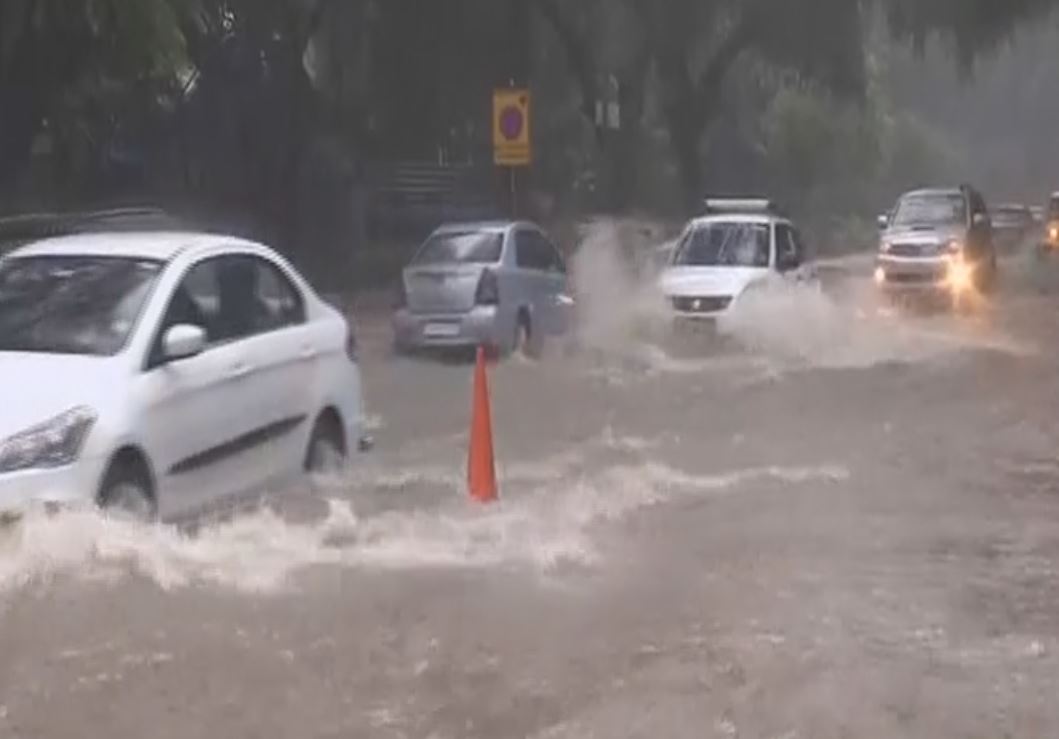 heavy rain in Delhi