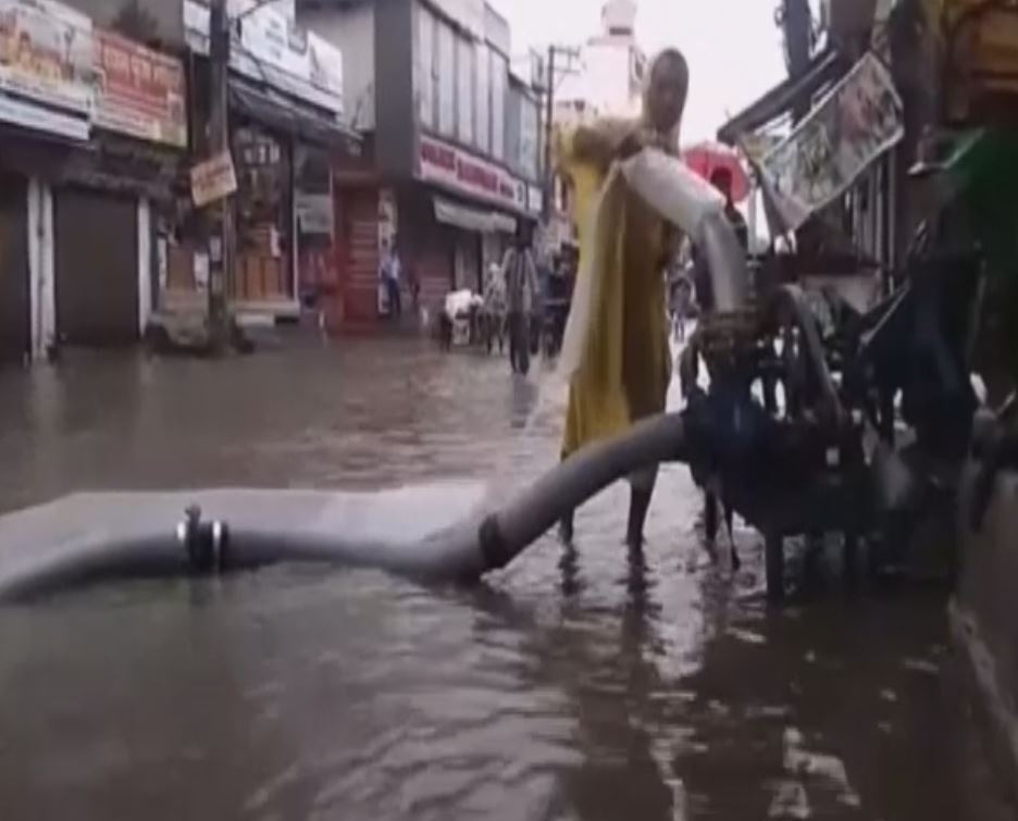 heavy rain in Delhi