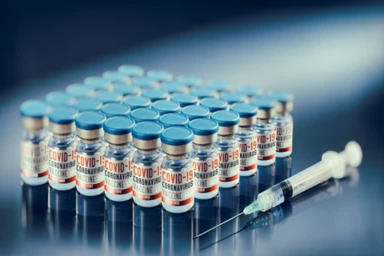 वैज्ञानिकों के मुताबिक वैक्सीन की दोनों डोज़ लेने वालों को संक्रमण का खतरा कम