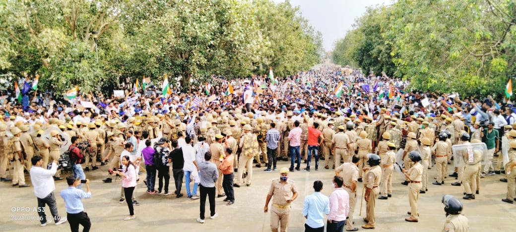 विधानसभा की ओर प्रदर्शनकारियों ने किया कूच