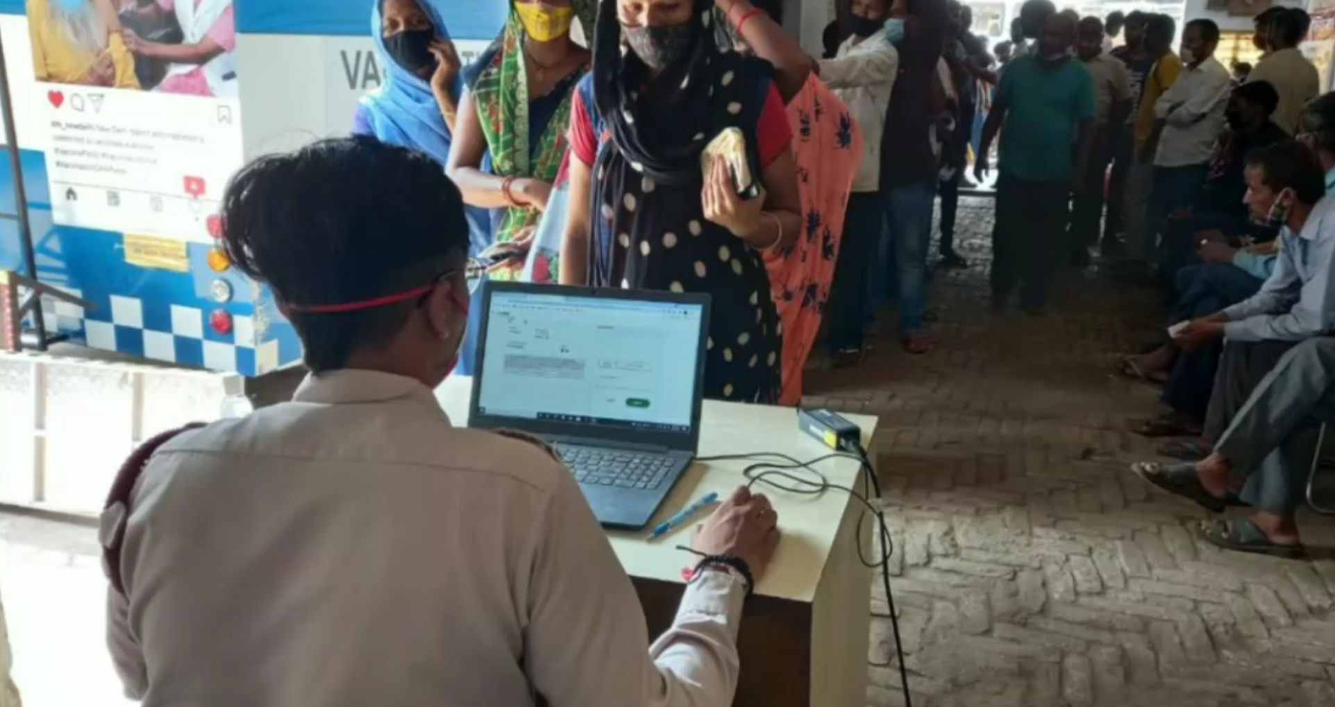 Vaccination of laborers in Naraina