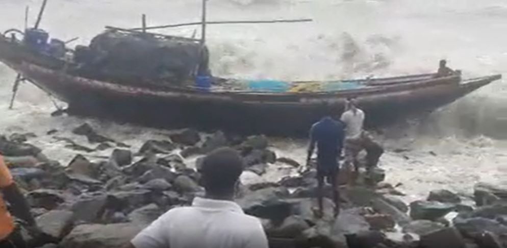 with-six-fishermen-a-fishing-trawler-came-floating-to-digha-coast-in-east-medinipur