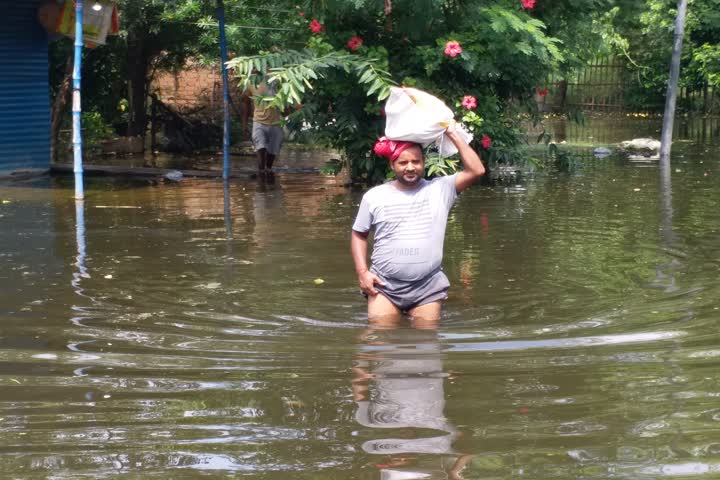 गंदे पानी के बीच आवाजाही कर रहे लोग 