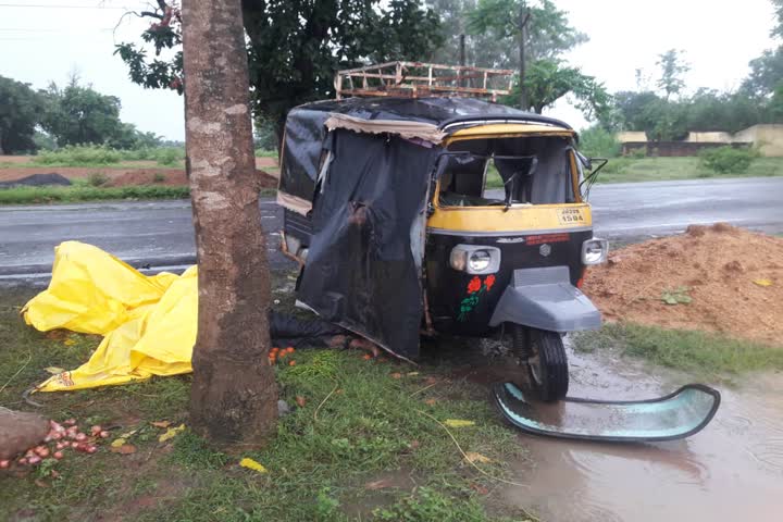 one died in raod accident at simdega 