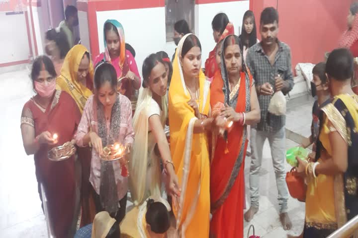 crowds of devotees gathered in temples on third day of navratri