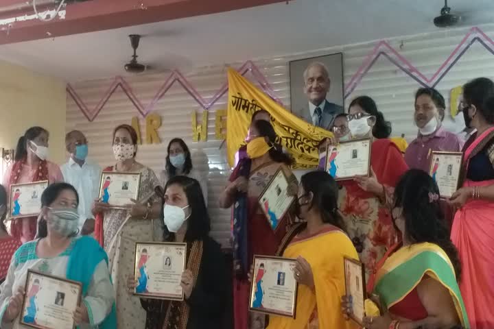 law minister brijesh pathak honored women corona fighters in lucknow