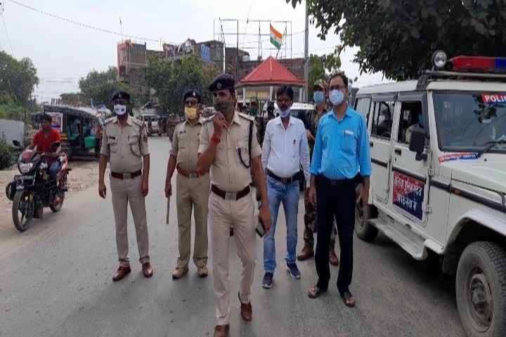 चौराहे पर तैनात पुलिस 