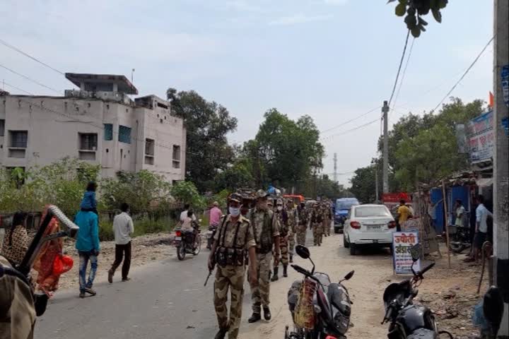 फ्लैग मार्च में शामिल पुलिस 