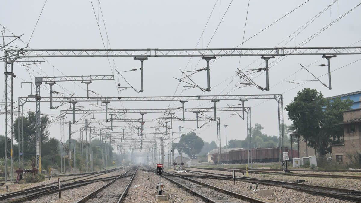 not fly kites near railway tracks