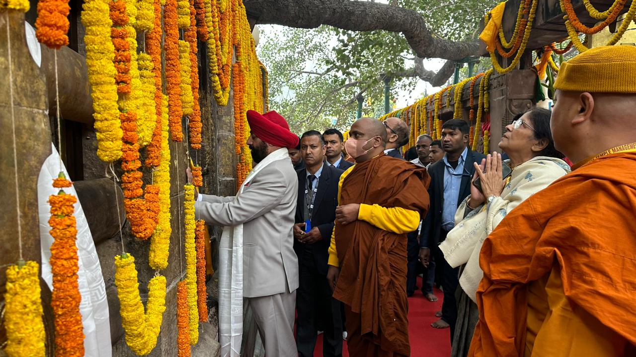 महाबोधि मंदिर में उत्तराखंड के राज्यपाल गुरमीत सिंह