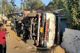 trailer overturns in Pendra