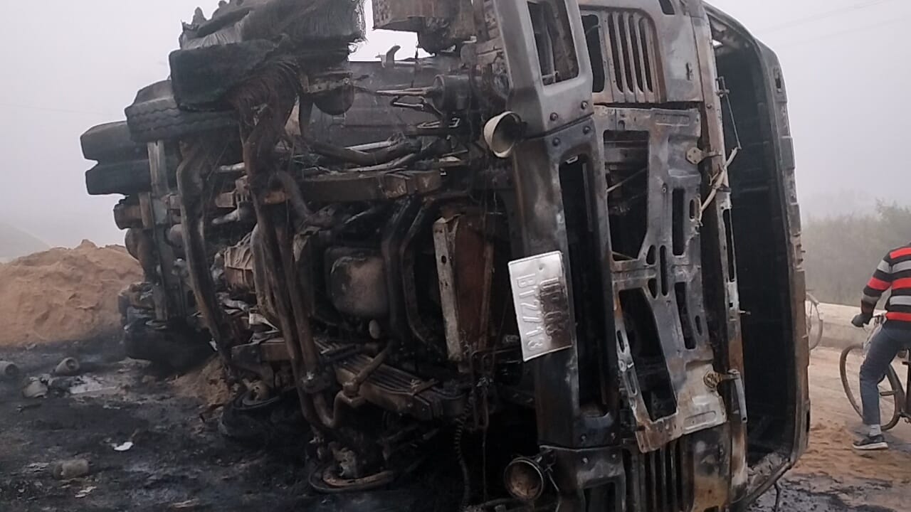 घटना से वाहन पूरी तरह जलकर राख हो गए.
