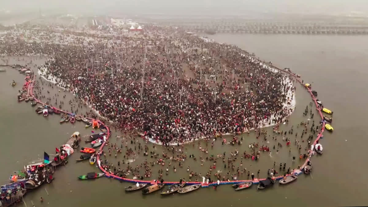 Maha Kumbh Mela 2025 Day-1: Sea of Humanity Throngs Triveni Sangam for Holy Dip; PM Modi Calls It 'Sacred Confluence'