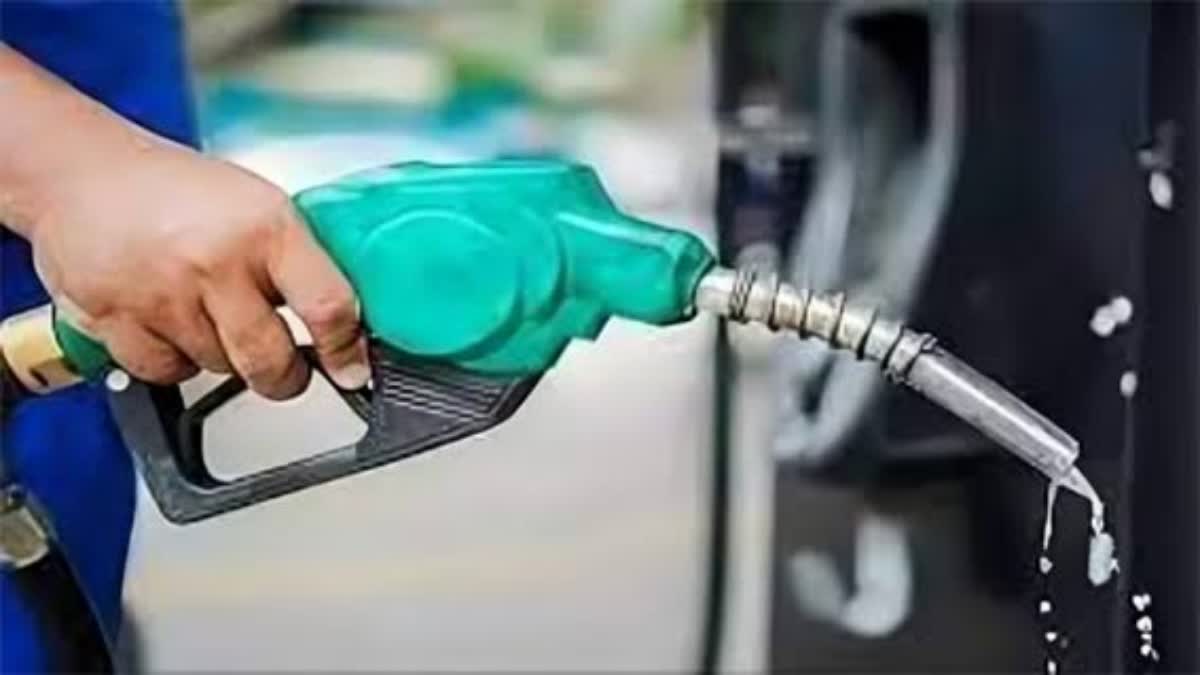 PETROL DEALERS DRIVERS CLASH  KOZHIKODE PETROL DEALERS ISSUE  ചായ പൈസ തര്‍ക്കം  പെട്രോള്‍ പമ്പ് സമരം