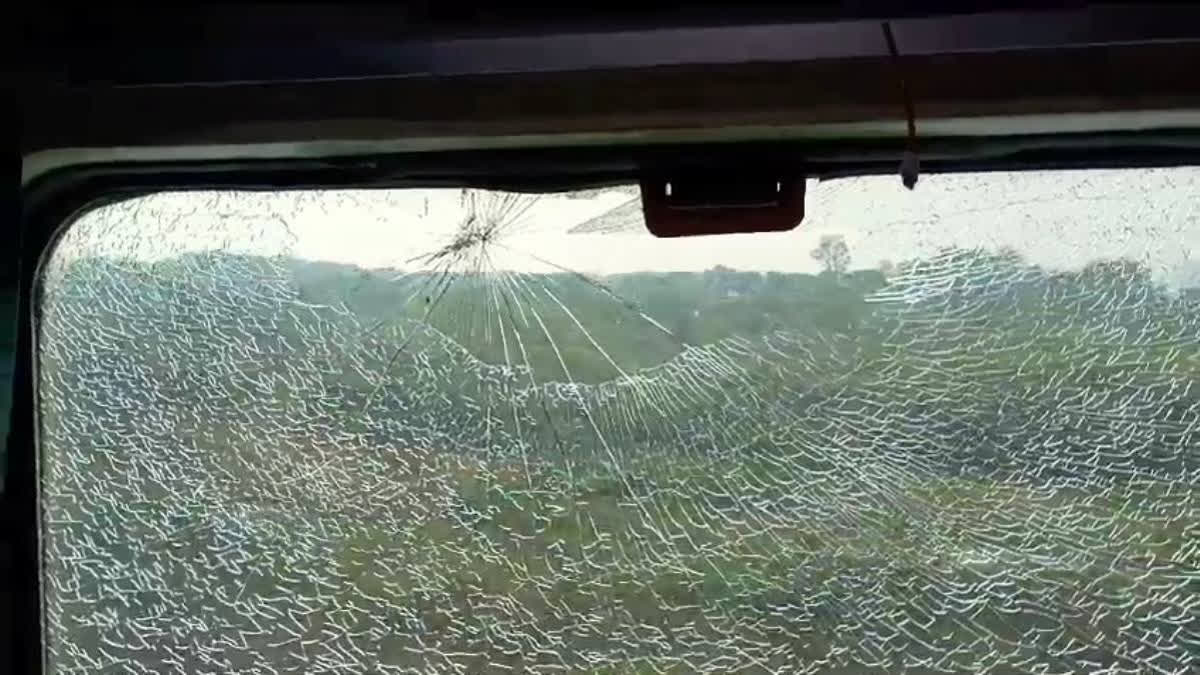 Stone pelting on the Tapti Ganga Express near Jalgaon left a window broken. Police have registered an FIR and are examining CCTV footage for leads.