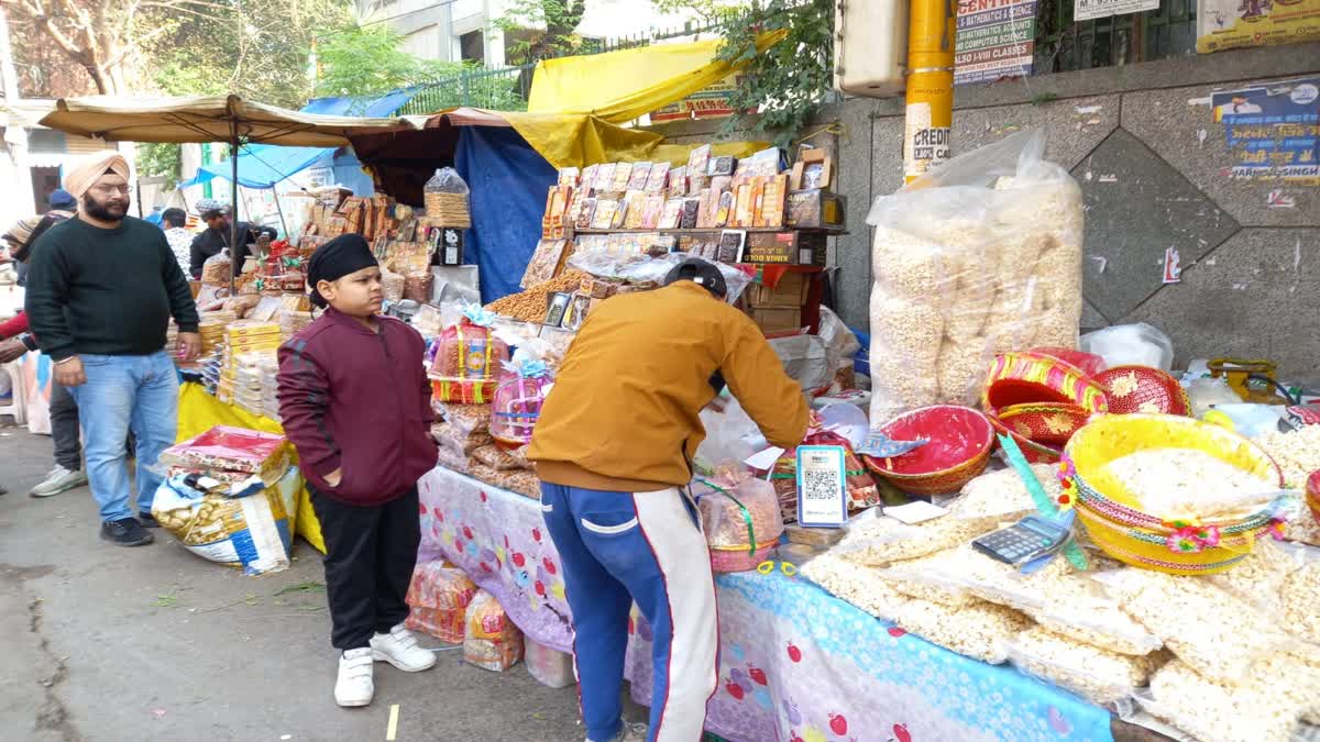 लोहड़ी की खरीदारी के लिए बाजार में बहुत भीड़ है