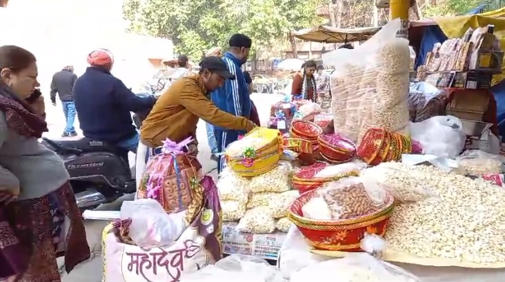 लोहड़ी की बाजारों में भीड़