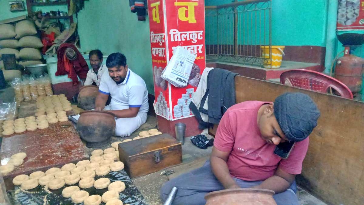 तिलकुट तैयार करते कारीगर