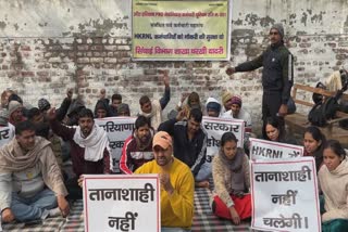 Demonstration by retired temporary employees of Canal Department