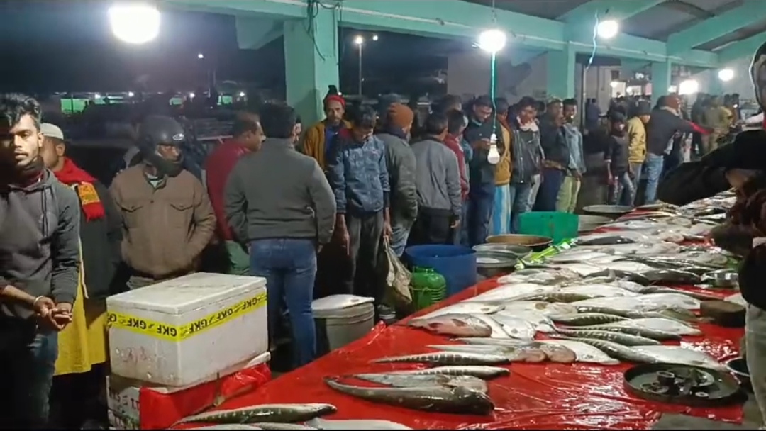 Crowd at Sulung wholesale fish market