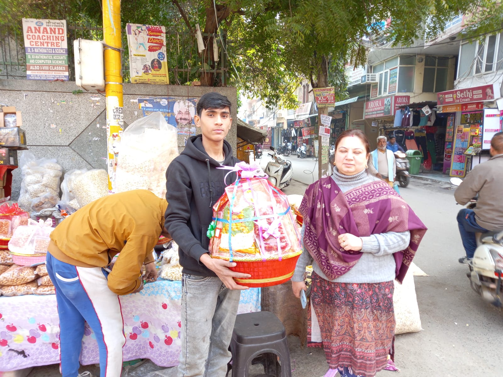 लोग लोहड़ी की खरीदारी करते हुए