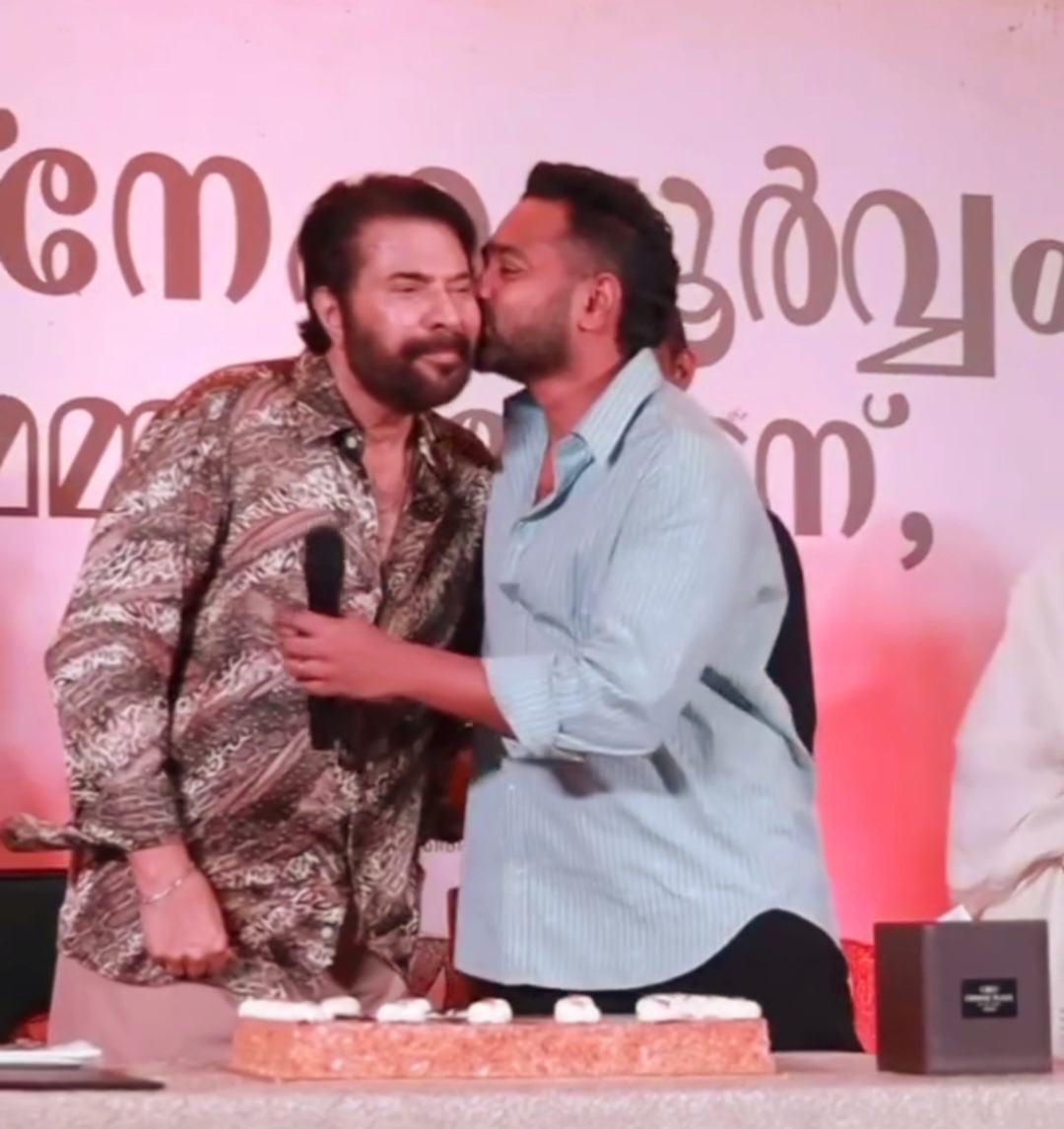 Rekhachithram success celebration  Mammootty  Asif Ali  മമ്മൂട്ടിയെ ചുംബിച്ച് ആസിഫ് അലി