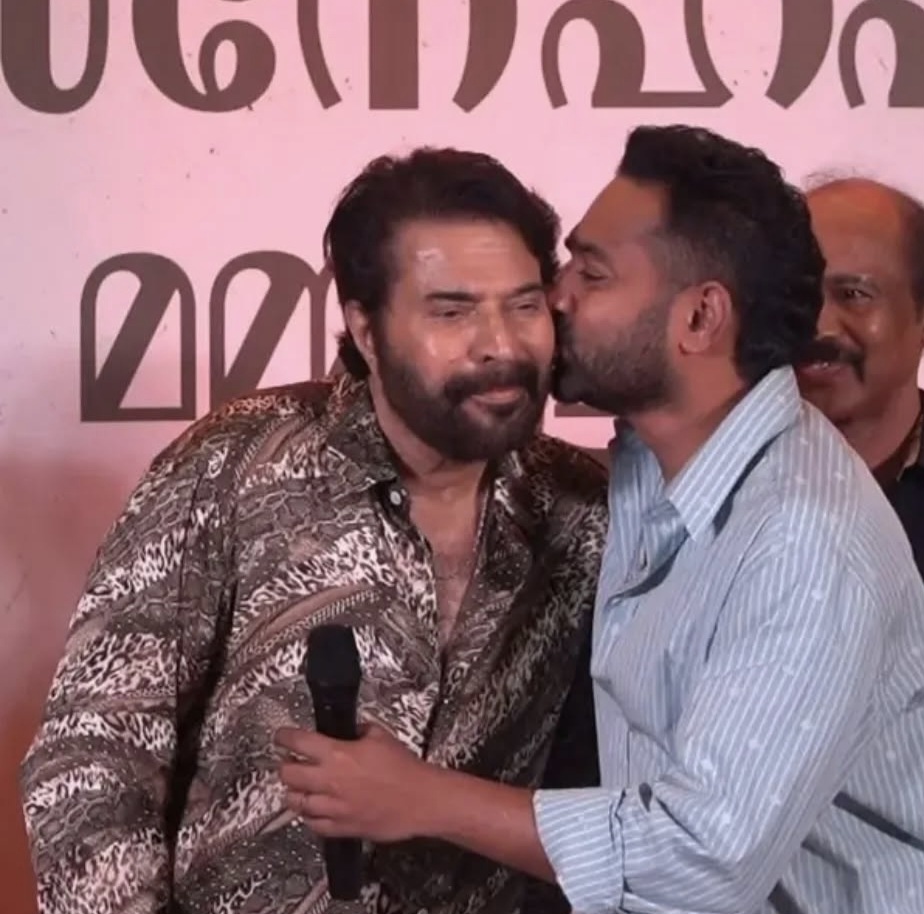 Rekhachithram success celebration  Mammootty  Asif Ali  മമ്മൂട്ടിയെ ചുംബിച്ച് ആസിഫ് അലി