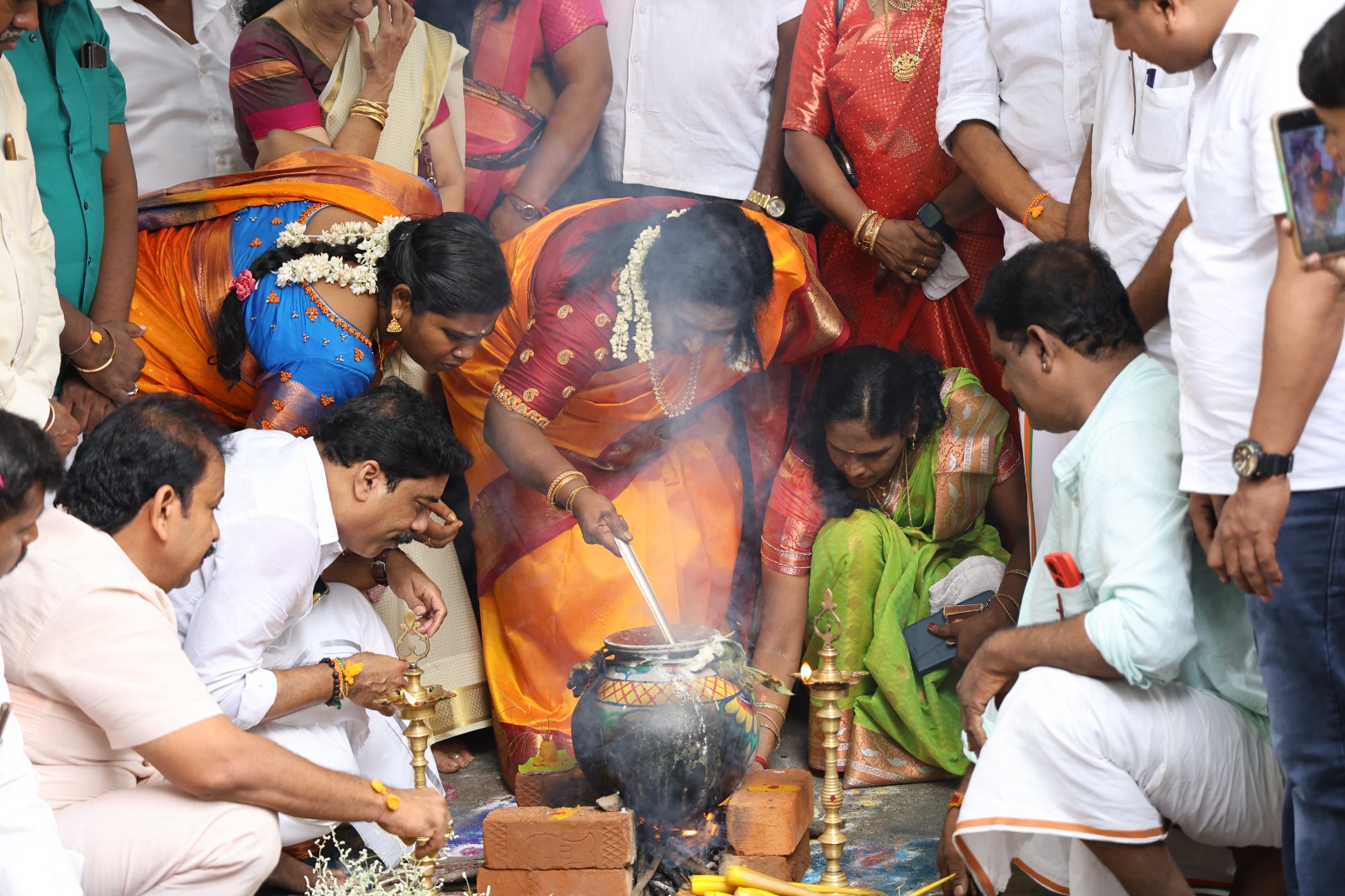 பொங்கல் கொண்டாடிய தமிழிசை சௌந்தரராஜன்