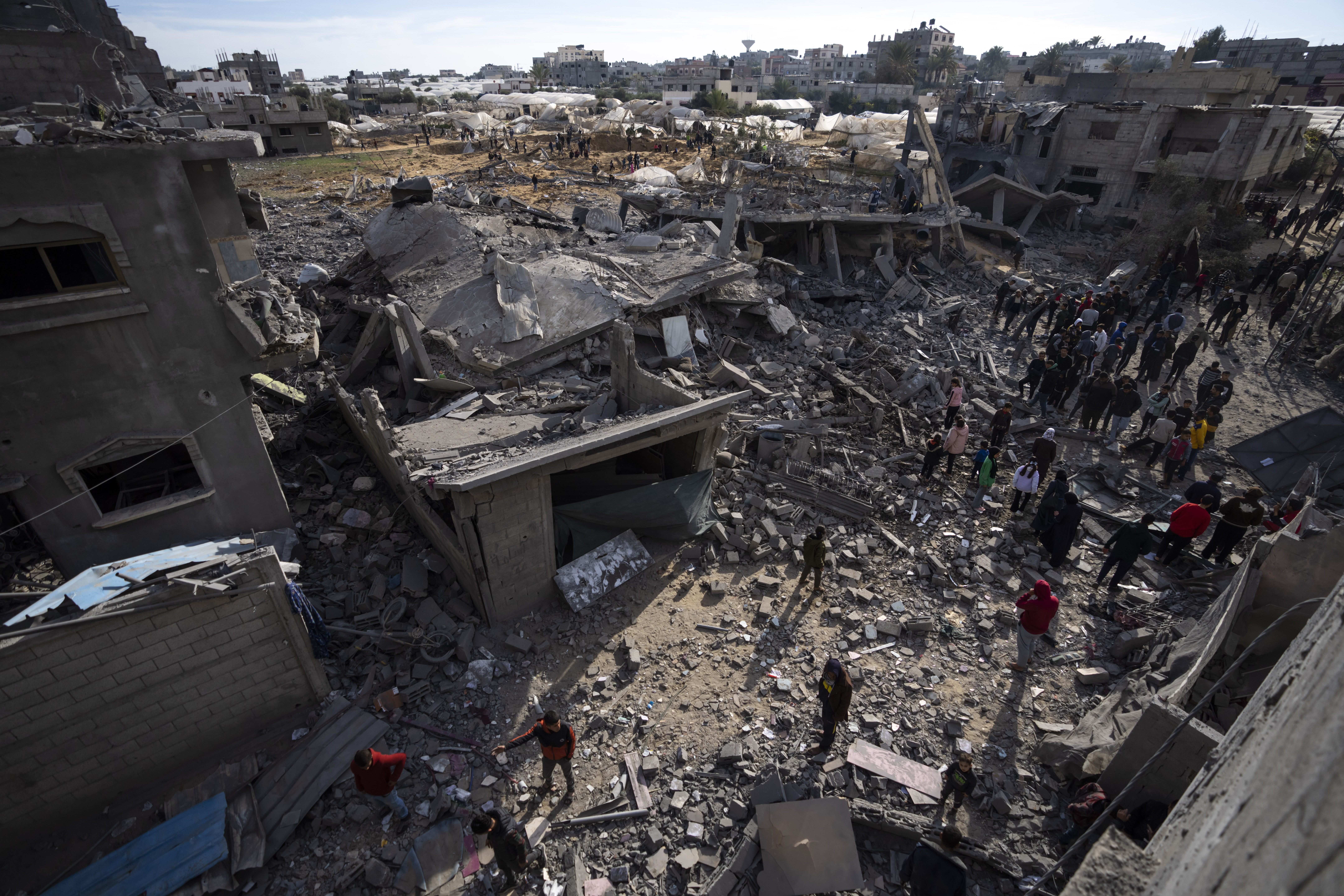 12 فروری، 2024 کو پیر کو رفح میں غزہ کی پٹی پر اسرائیلی بمباری سے ہونے والی تباہی۔ (PHOTO: AP)