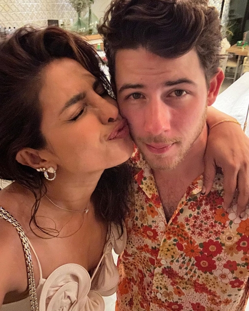 Priyanka Chopra gives a peck on hubby Nick Jonas' cheeks