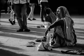 മക്കളെ ഭിക്ഷാടനത്തിനു അയച്ച് അമ്മ  child beggars in Indor  children forced to beg in Indore  ഇൻഡോറിൽ ഭിക്ഷാടനം