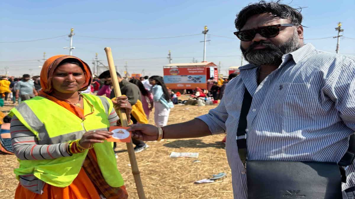 From Sweeper To Policeman: Kota Businessman Distributes 10,000 Silver Coins Among Maha Kumbh Staff, Volunteers