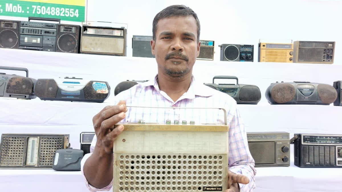 Carpenter rajendra Collects 600 Vintage radio