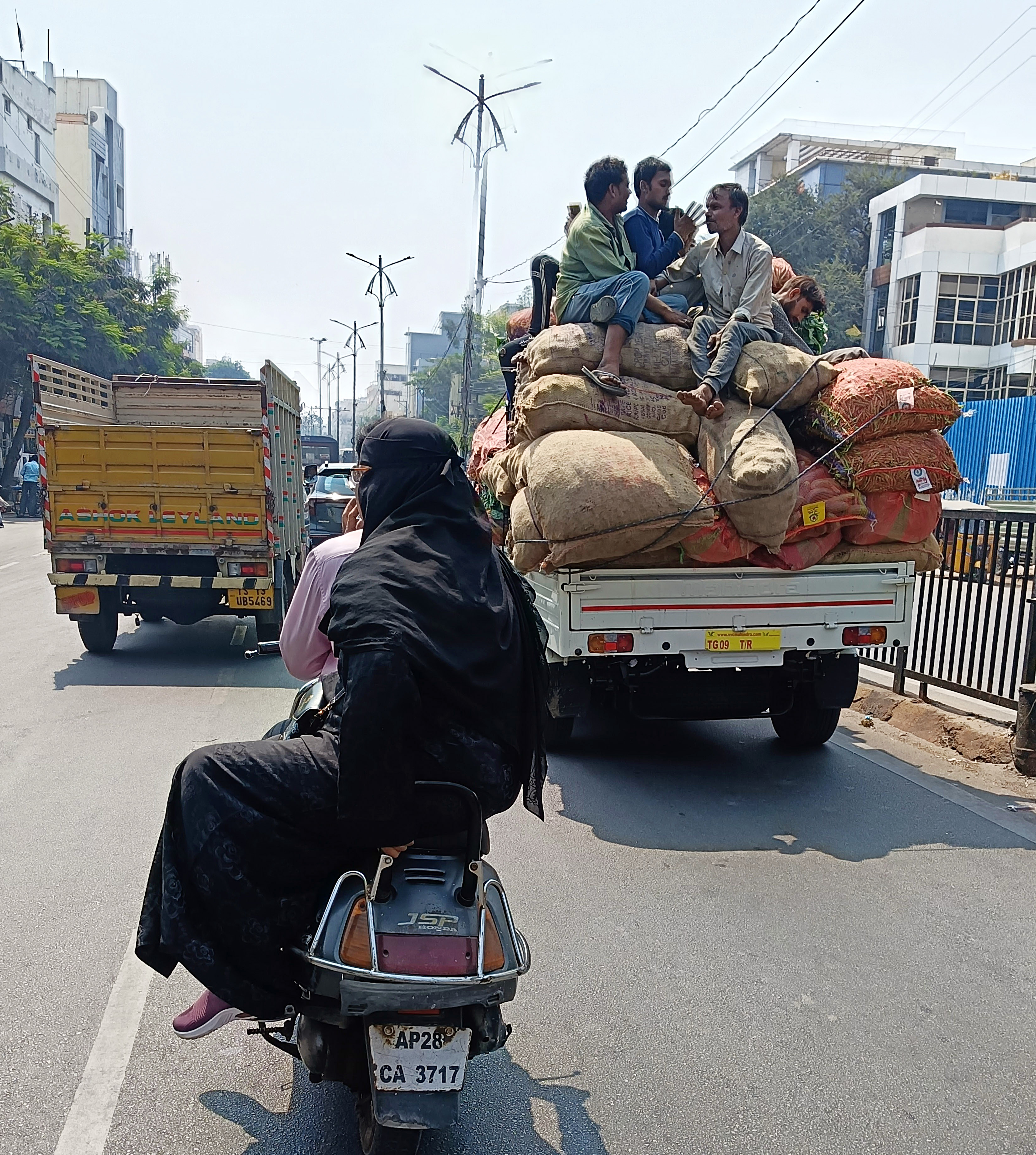 ஹைதராபாத்தில் விவசாயிகள் தாங்கள் விளைவித்த பொருட்களை மினிலாரிகளில் எடுத்துச் செல்கின்றனர்