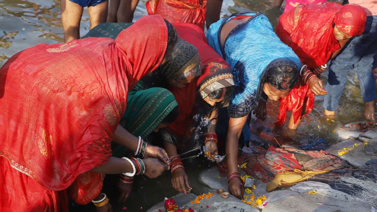 महिलाओं ने की पूजा-अर्चना.