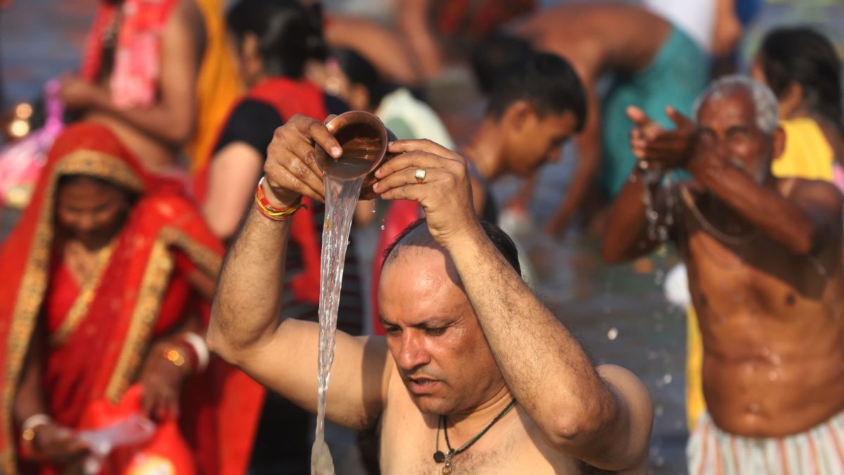 स्नान के बाद श्रद्धालुओं ने की मां गंगा की पूजा.