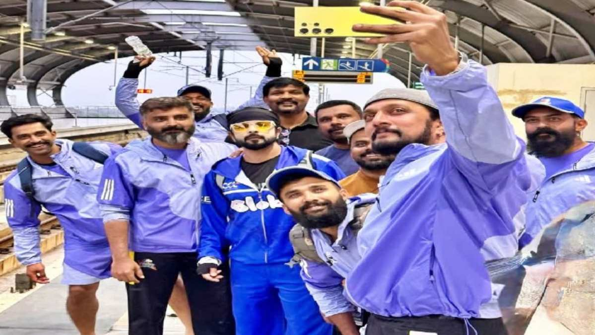 kiccha-sudeep-travelled-in-hyderabad-metro-rail