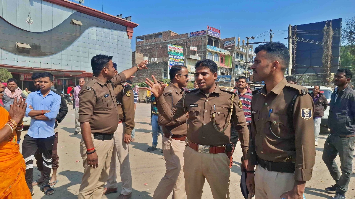 मुजफ्फरपुर में अतिक्रमण हटाती पुलिस