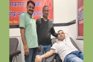 Doctor donates blood for patient