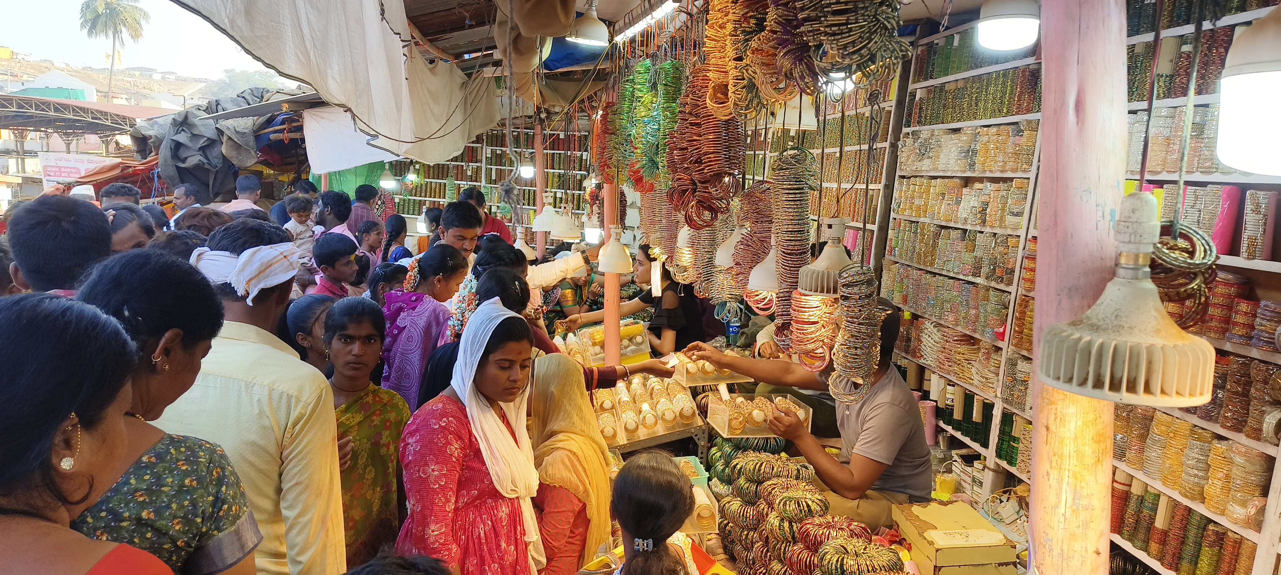 Good response for bangle business at Savadatti Yallamma fair