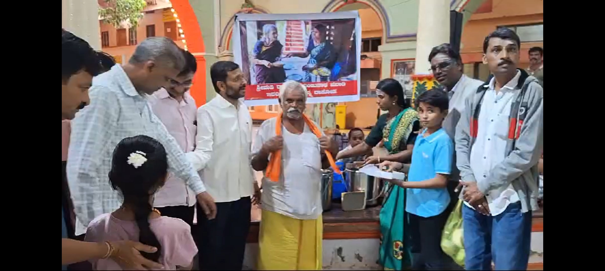 Hubballi: Poor couple became role model by providing free meals