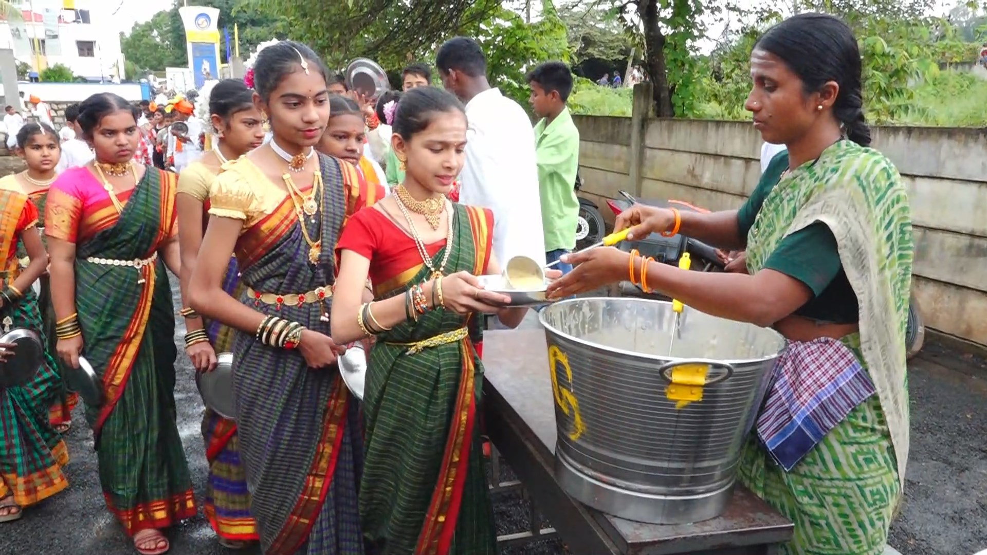 Hubballi: Poor couple became role model by providing free meals