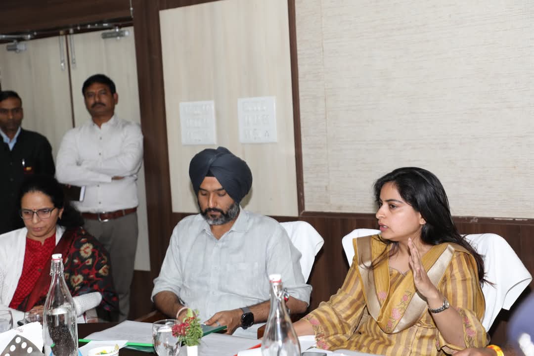 Narmadapuram collector soniya meena and sp gurkaran