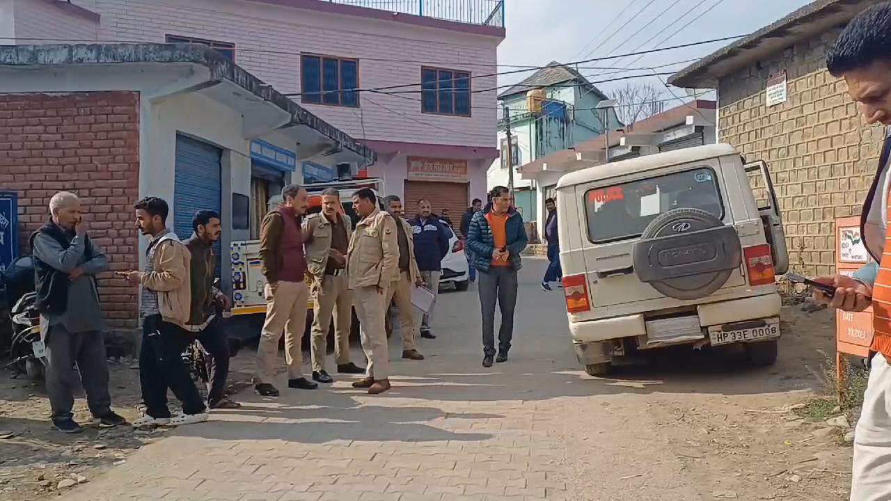 लोगों से पूछताछ करती पुलिस