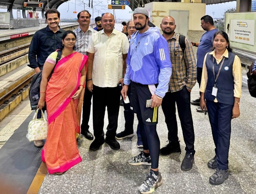 kiccha-sudeep-travelled-in-hyderabad-metro-rail